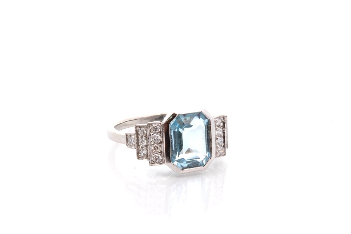 Bague Entourage en platine, aigue - marine et diamants - Castafiore