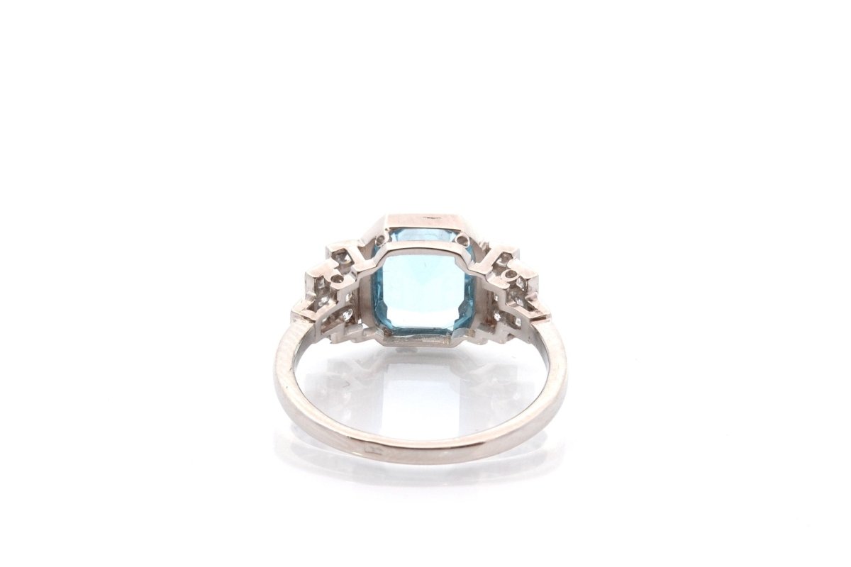 Bague Entourage en platine, aigue - marine et diamants - Castafiore