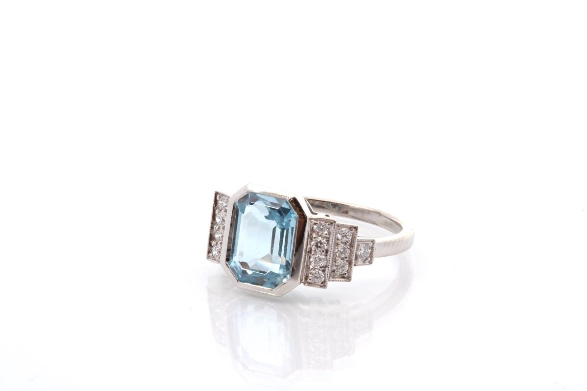 Bague Entourage en platine, aigue - marine et diamants - Castafiore