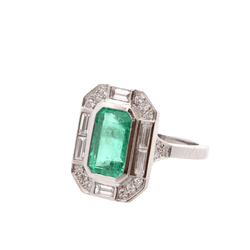 Bague Entourage en platine, émeraude et diamants - Castafiore