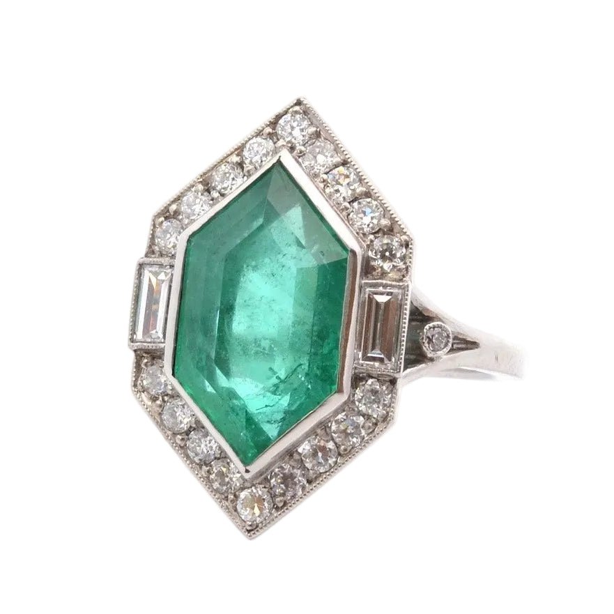 Bague Entourage en platine, émeraude et diamants - Castafiore