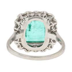 Bague Entourage en platine, émeraude et diamants - Castafiore