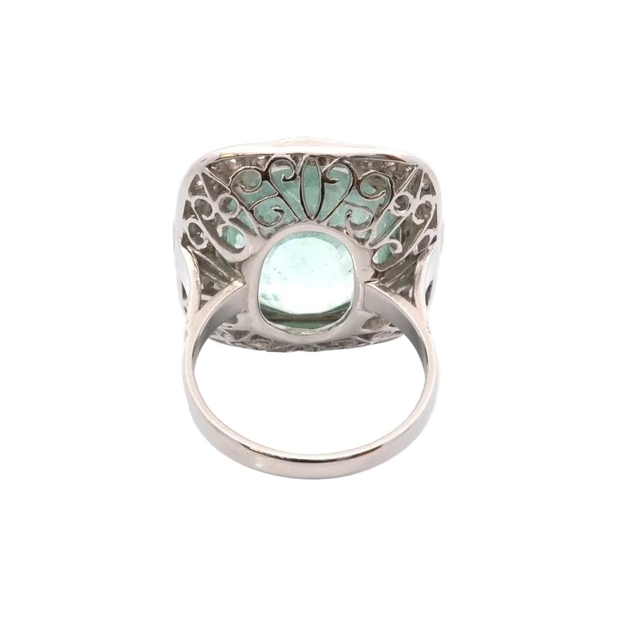 Bague Entourage en platine, émeraude et diamants - Castafiore