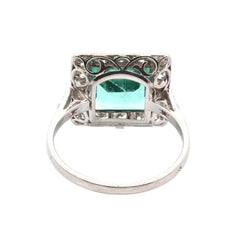 Bague Entourage en platine, émeraude et diamants - Castafiore