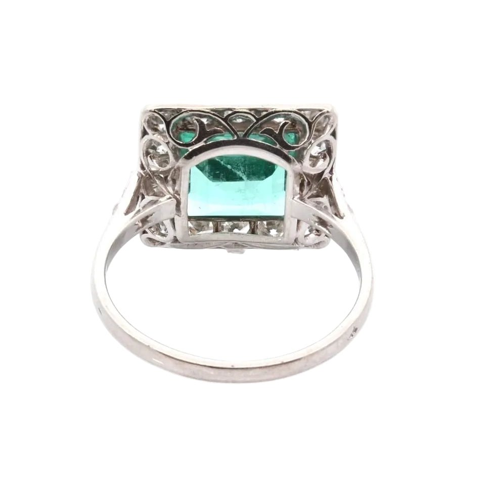 Bague Entourage en platine, émeraude et diamants - Castafiore