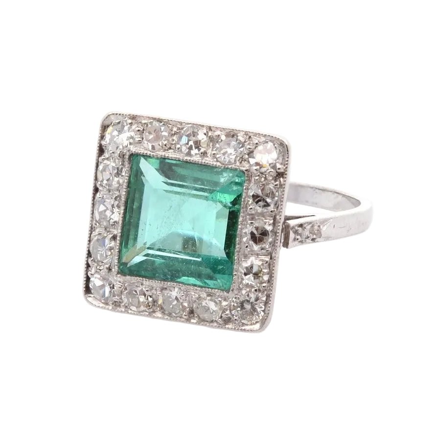 Bague Entourage en platine, émeraude et diamants - Castafiore