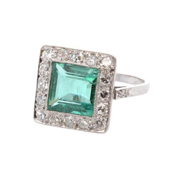 Bague Entourage en platine, émeraude et diamants - Castafiore