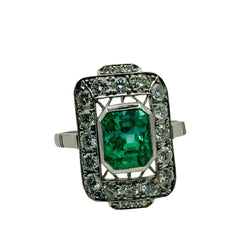 Bague Entourage en platine, émeraude, et diamants - Castafiore