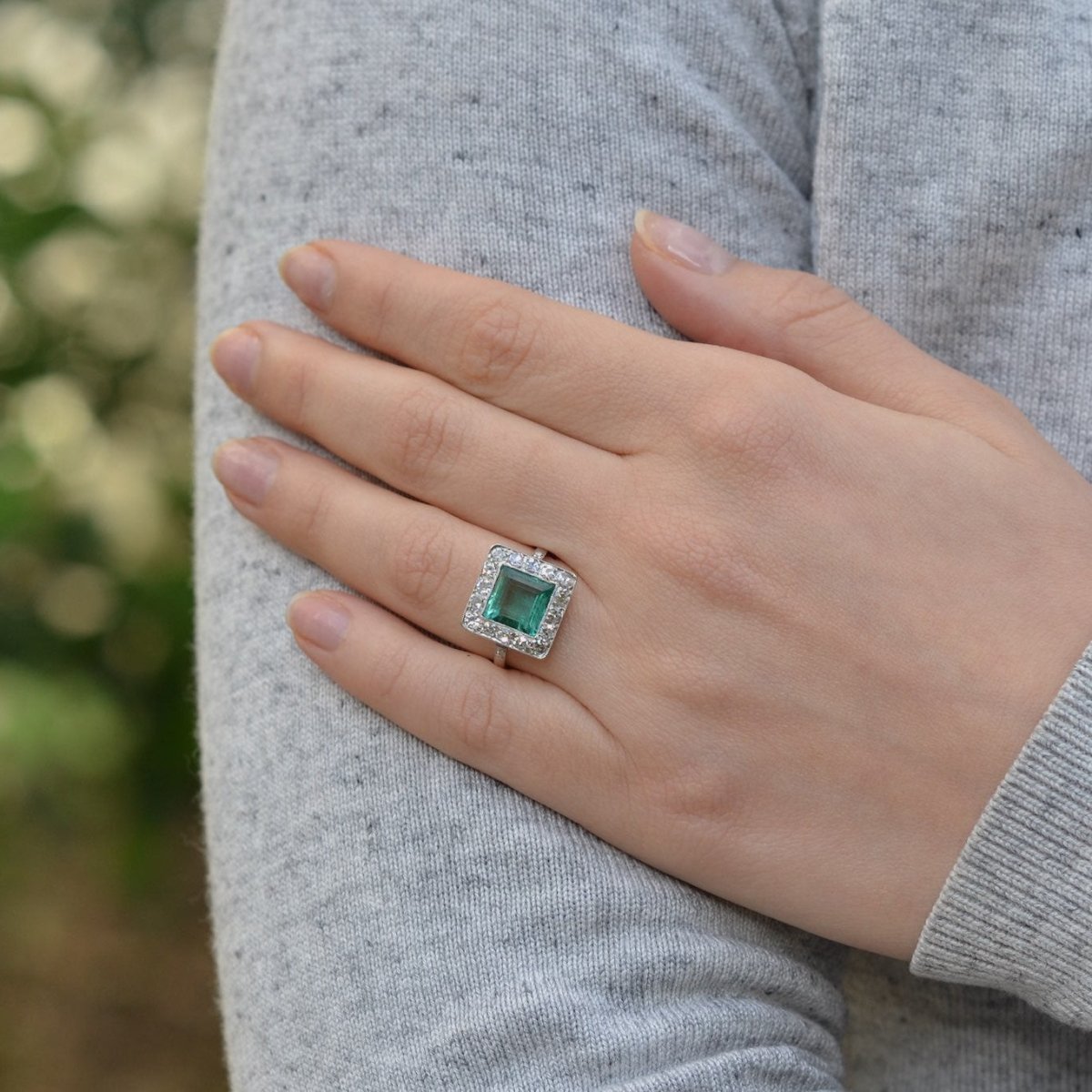 Bague Entourage en platine, émeraude et diamants - Castafiore