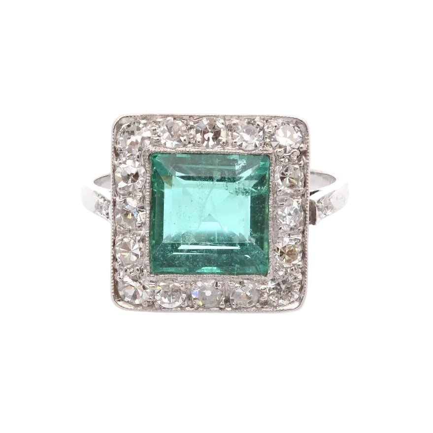 Bague Entourage en platine, émeraude et diamants - Castafiore
