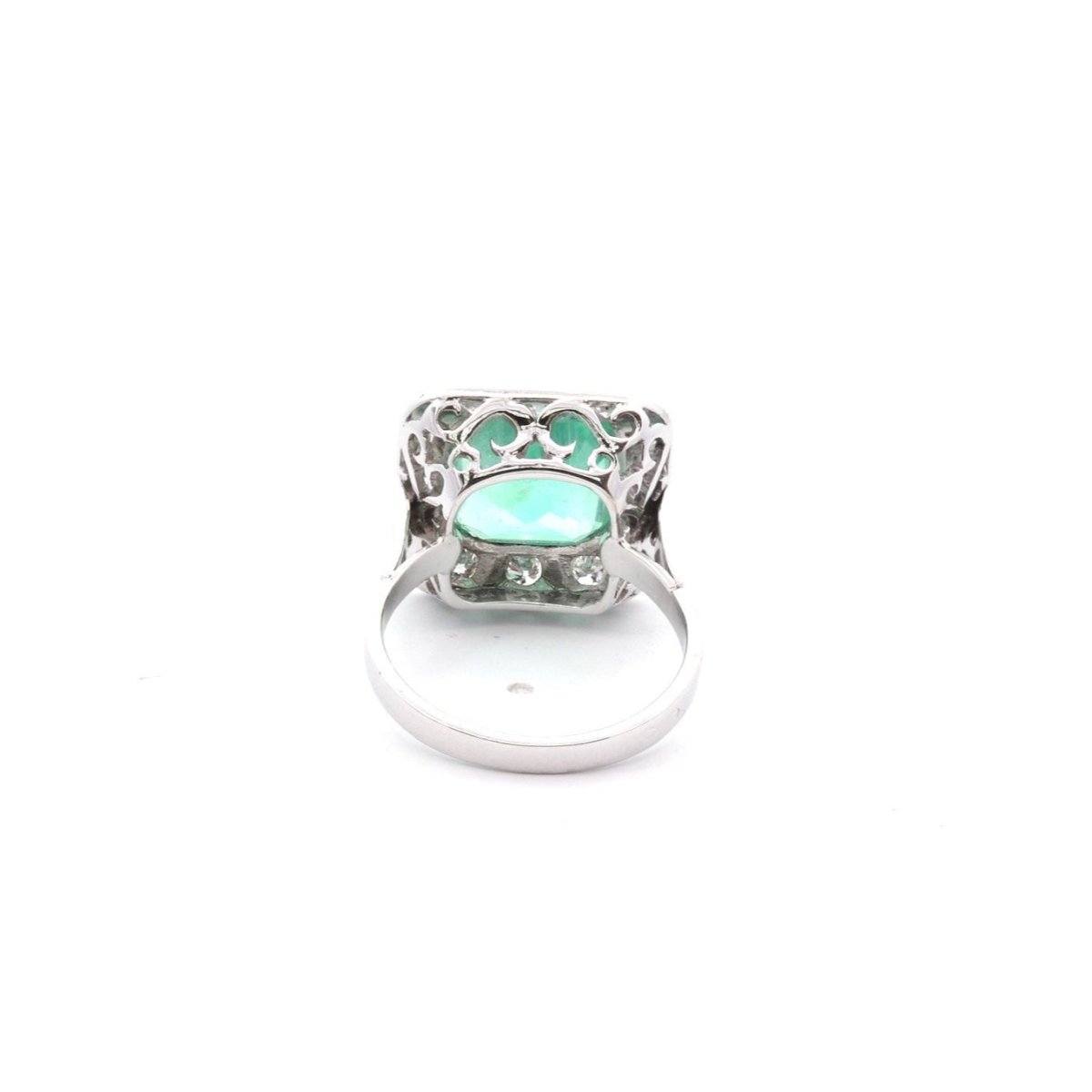 Bague Entourage en platine, émeraude et diamants - Castafiore