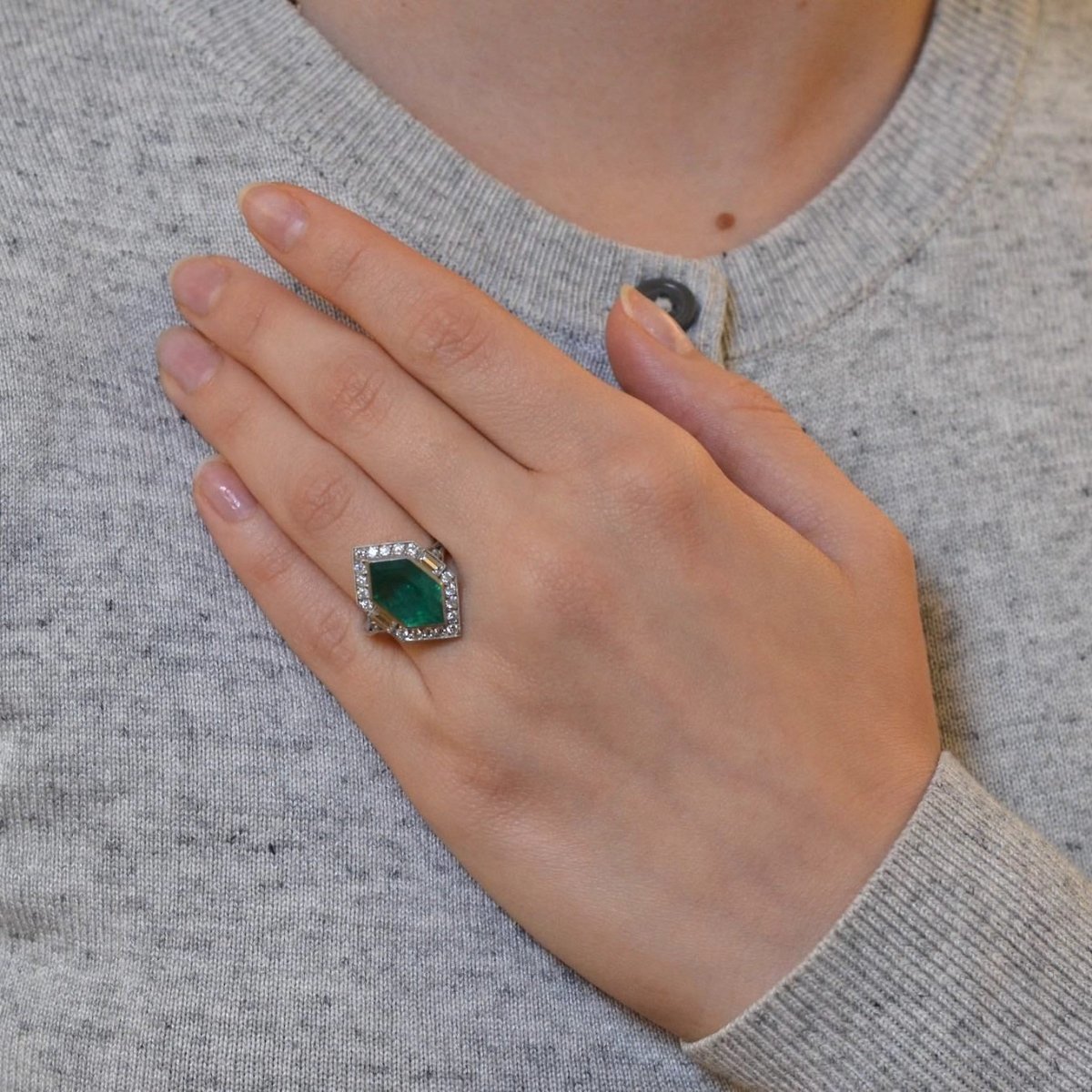 Bague Entourage en platine, émeraude et diamants - Castafiore