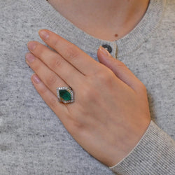 Bague Entourage en platine, émeraude et diamants - Castafiore
