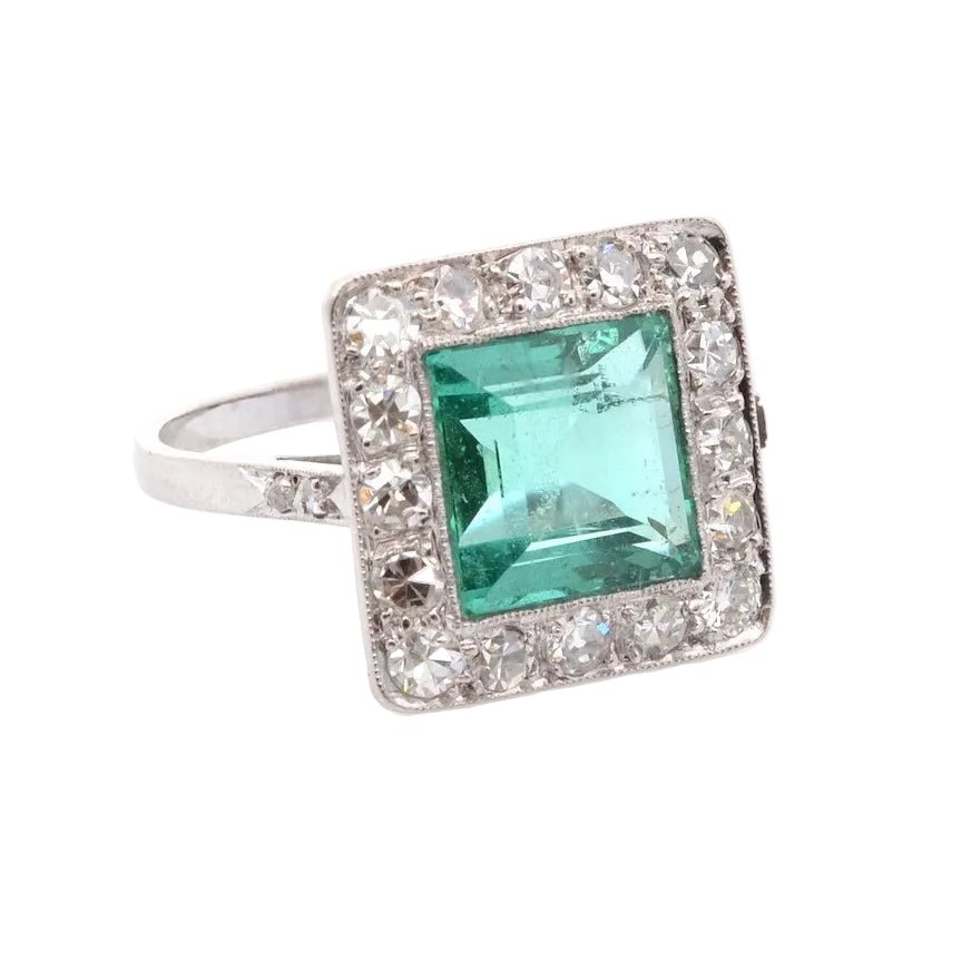Bague Entourage en platine, émeraude et diamants - Castafiore