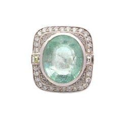 Bague Entourage en platine, émeraude et diamants - Castafiore