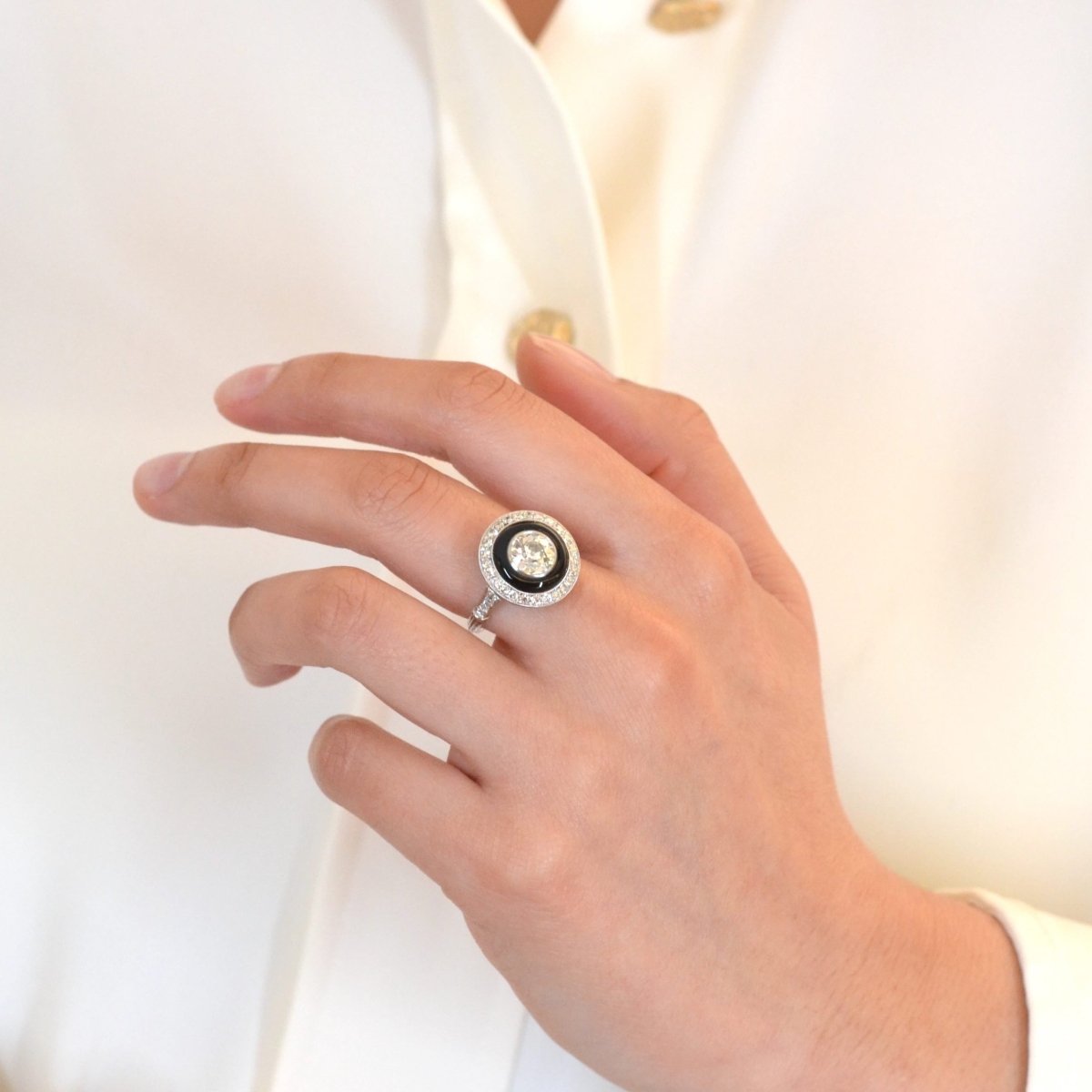 Bague Entourage en platine, onyx et diamants - Castafiore