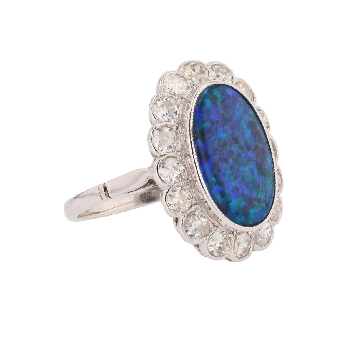 Bague Entourage en platine, opale et diamants - Castafiore