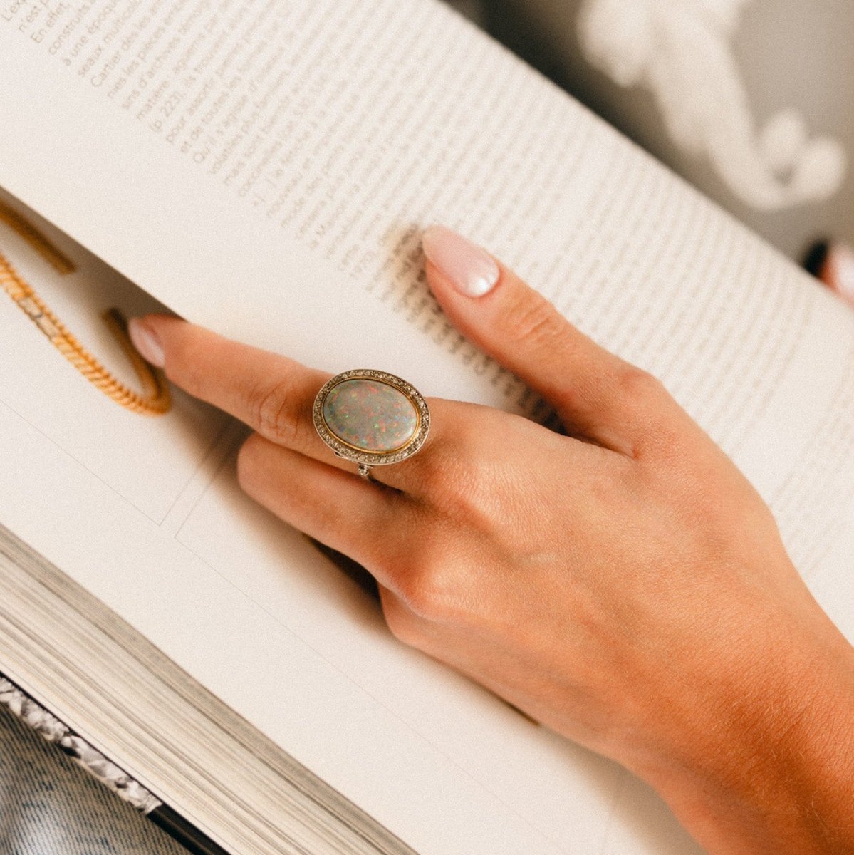 Bague Entourage en platine, or jaune, opale et diamants - Castafiore