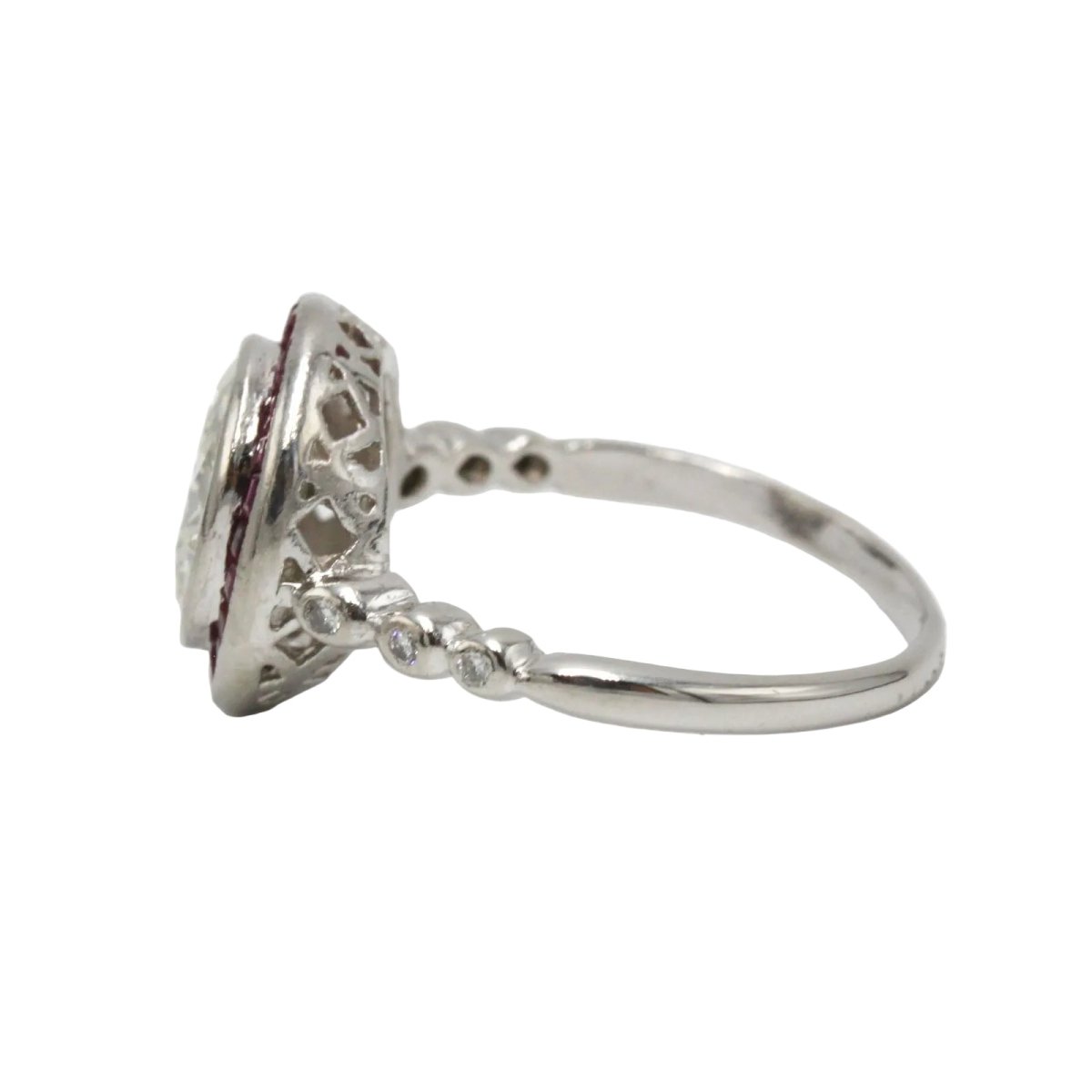 Bague Entourage en platine, rubis et diamants - Castafiore