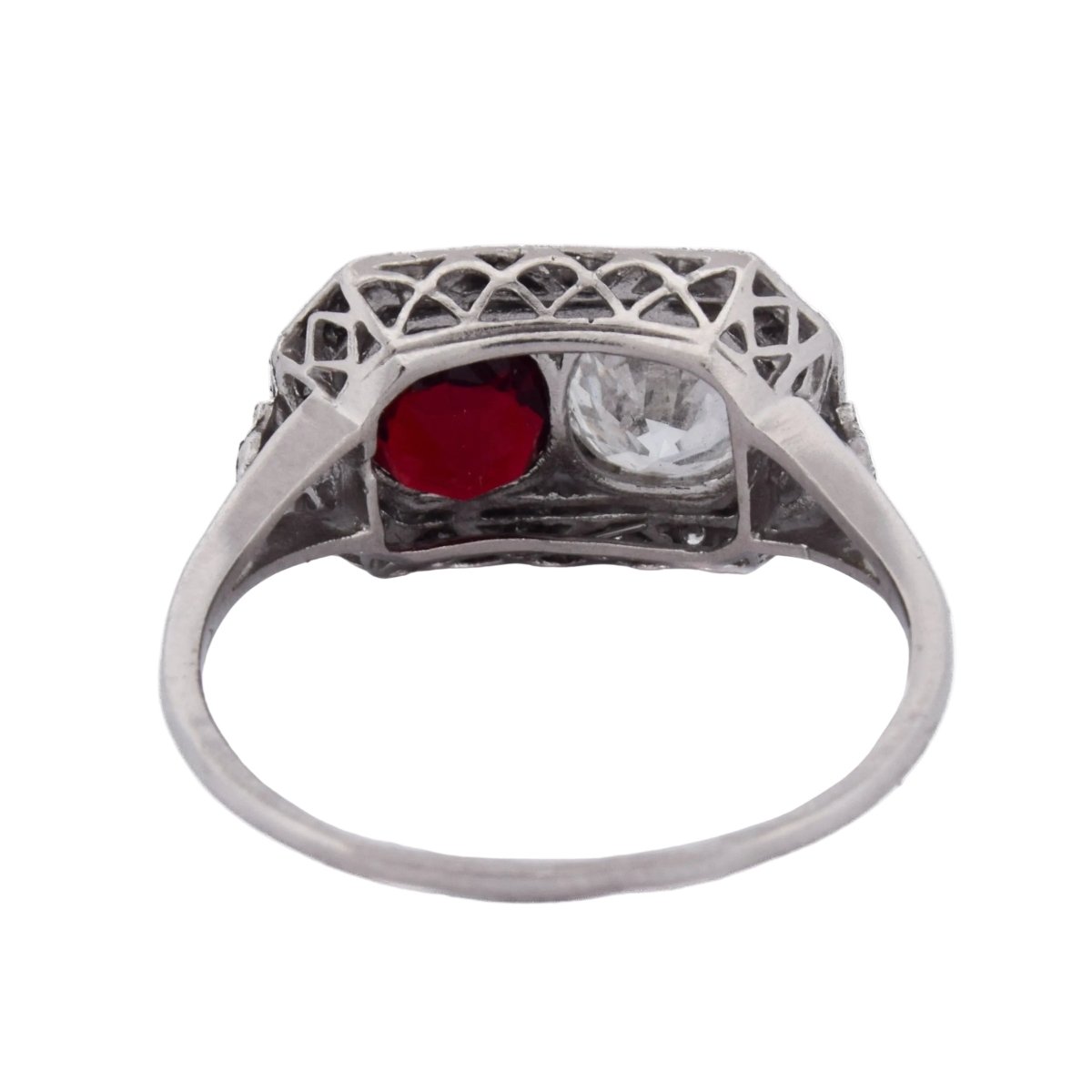 Bague Entourage en platine, rubis et diamants - Castafiore