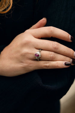 Bague Entourage en platine, rubis et diamants - Castafiore