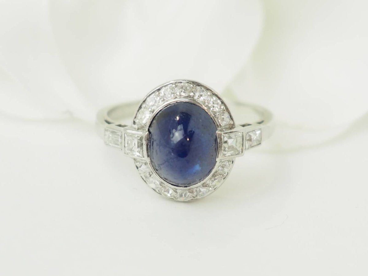 Bague Entourage en platine, saphir, et diamants - Castafiore
