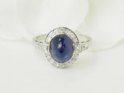 Bague Entourage en platine, saphir, et diamants - Castafiore