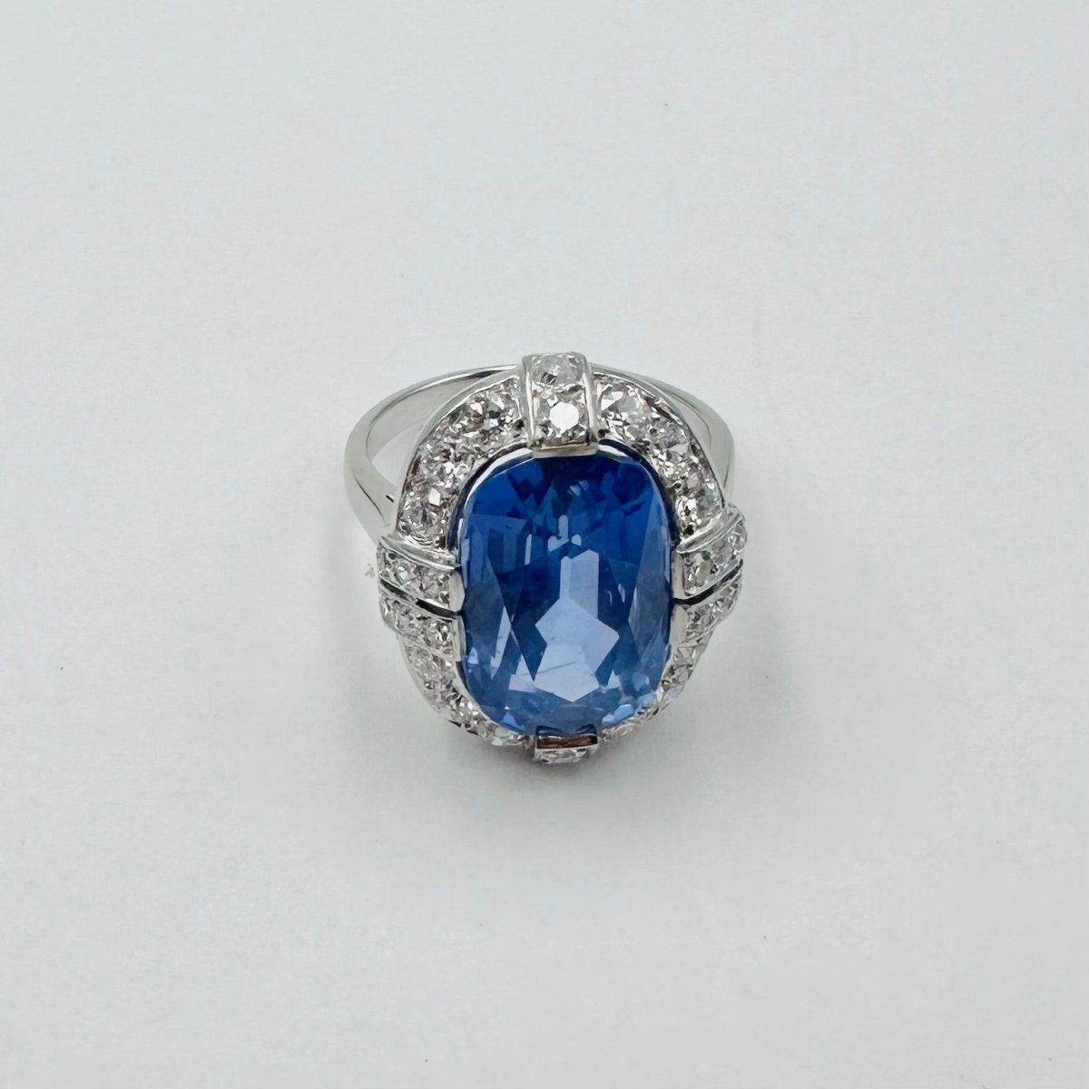 Bague Entourage en platine, saphir et diamants - Castafiore
