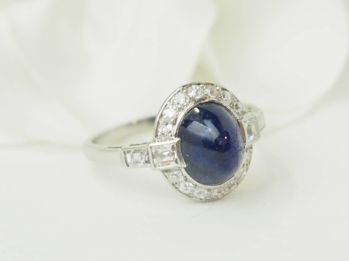 Bague Entourage en platine, saphir, et diamants - Castafiore