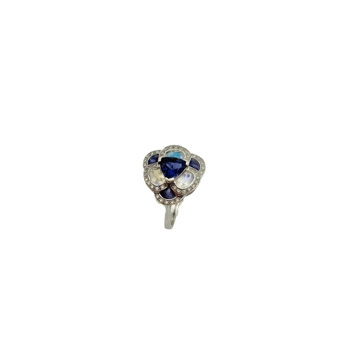 Bague Entourage ISABELLE LANGLOIS "Flora Pensée" en or blanc, pierres de lune, iolites et diamants - Castafiore