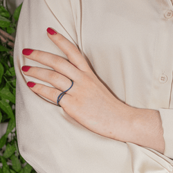 Bague ETERNAMÉ "Entrelacs" en or noir et saphirs&nbsp; - Castafiore