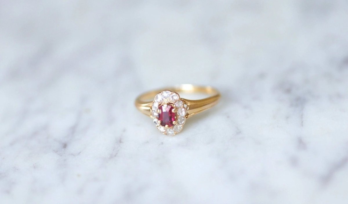 Bague fiançailles rubis entourage diamants - Castafiore