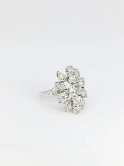 Bague fleur ancienne en or, platine et diamants figurant un motif floral - Castafiore