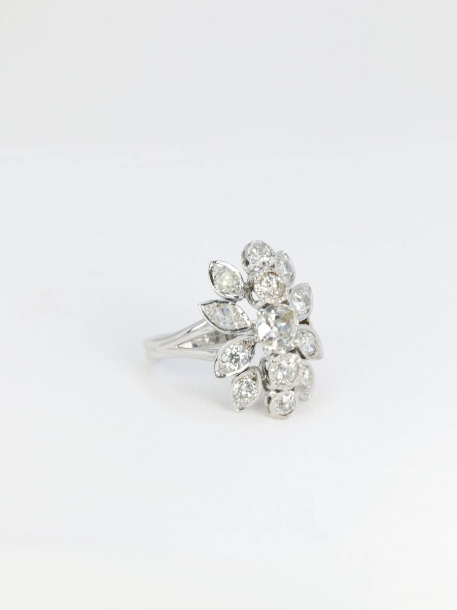 Bague fleur ancienne en or, platine et diamants figurant un motif floral - Castafiore