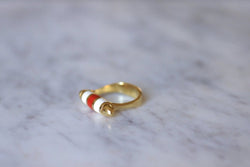 Bague fuseau moderniste or, corne, et corail - Castafiore