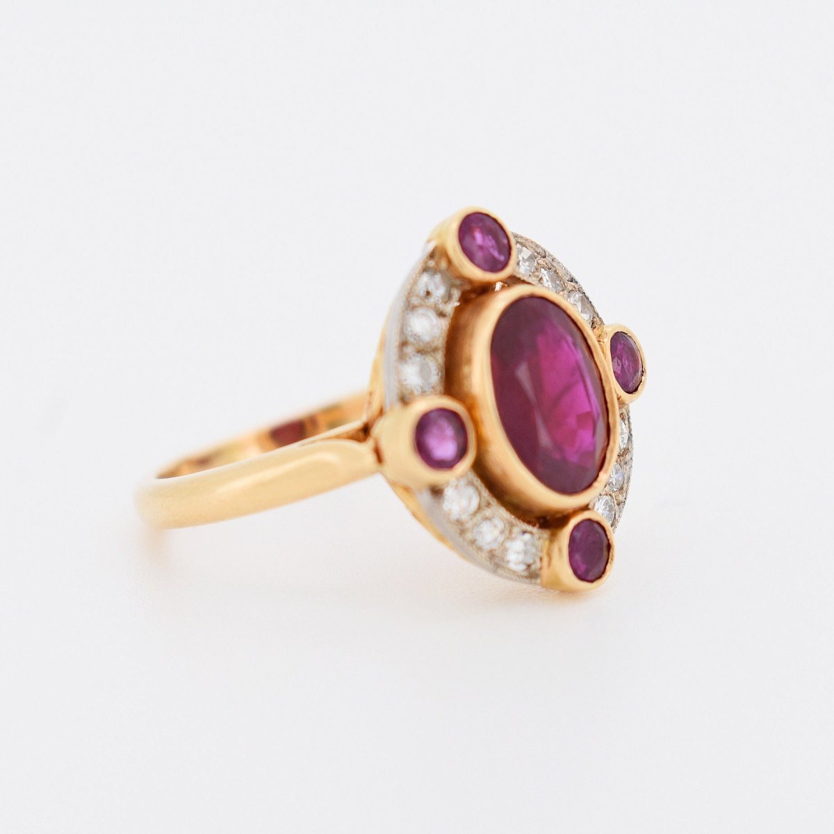 Bague Halo en or jaune, rubis et diamants - Castafiore