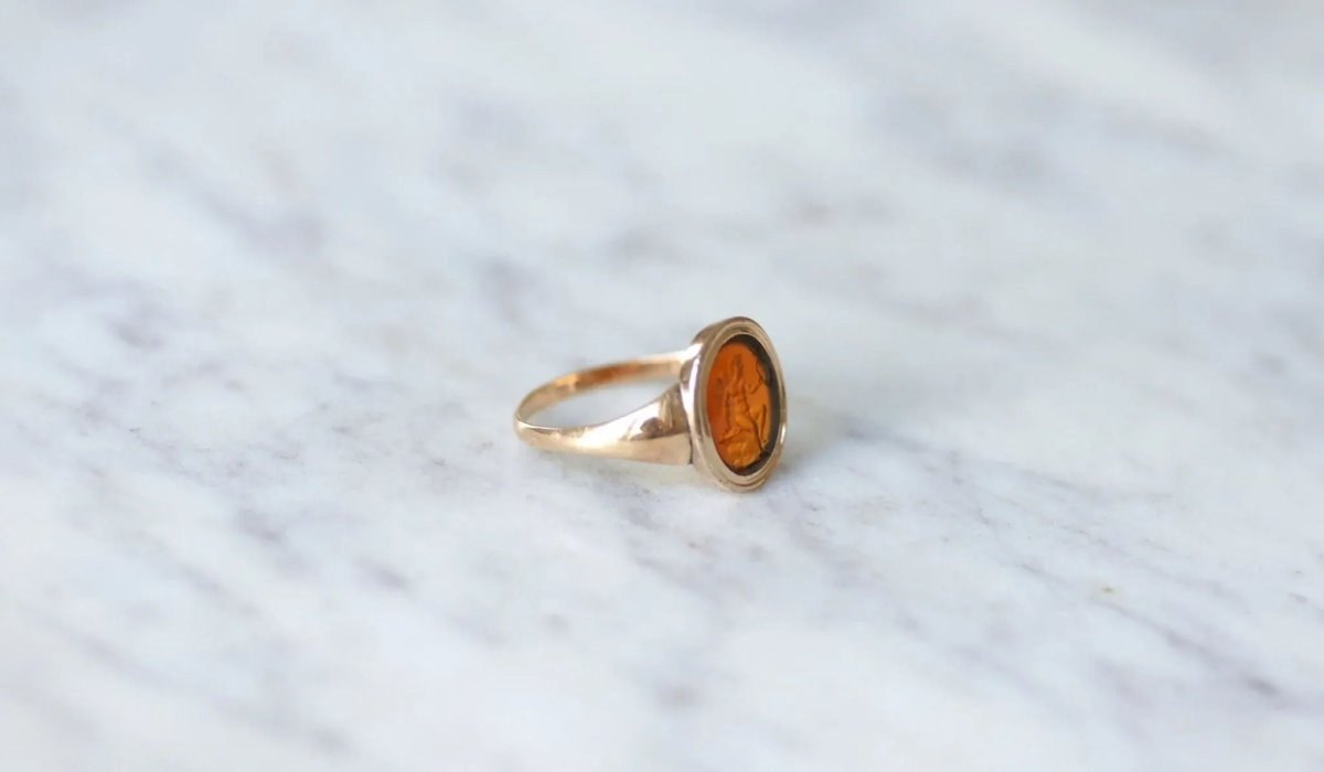Bague intaille Cupidon cornaline sur or rose - Castafiore