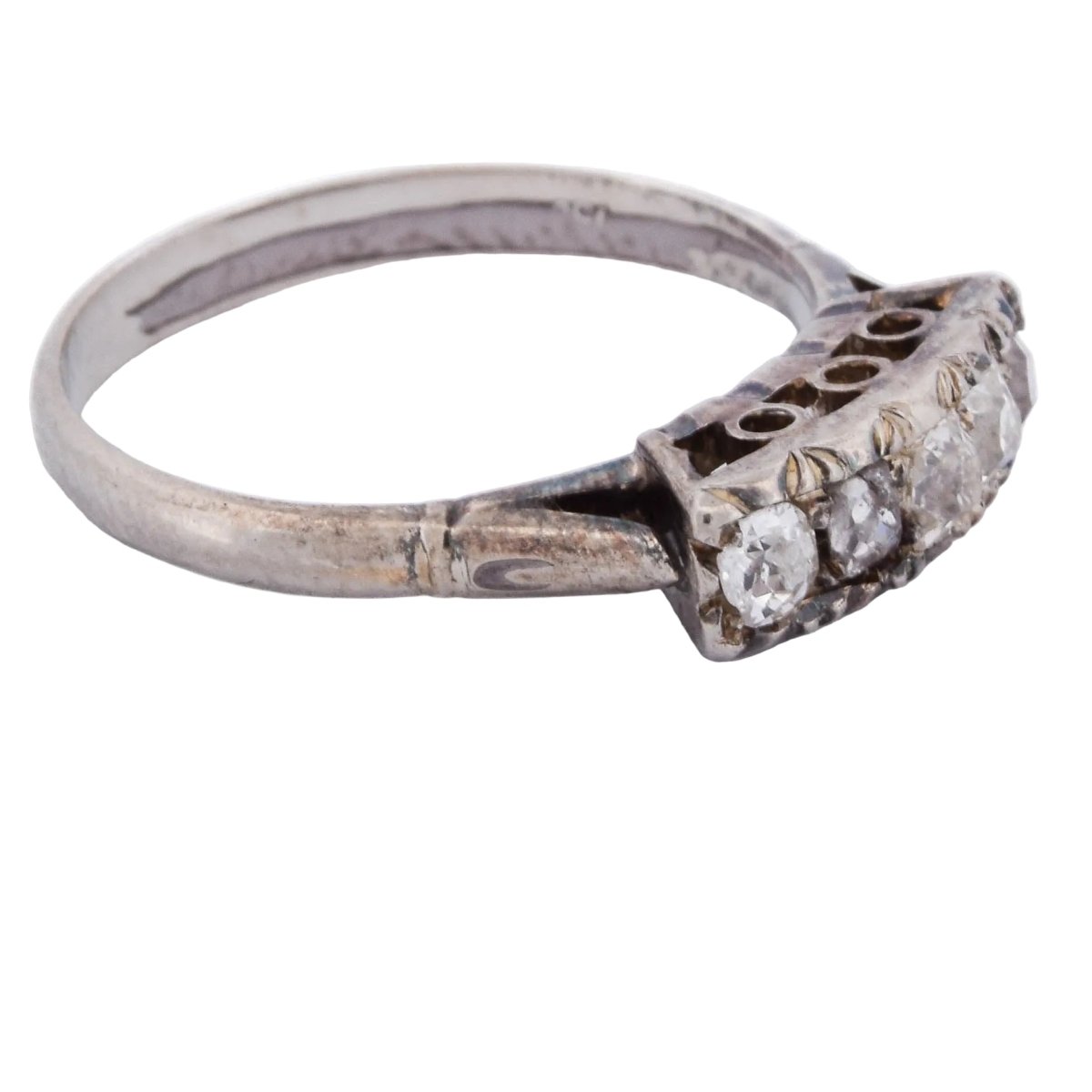 Bague Jarretière en or blanc et diamants - Castafiore