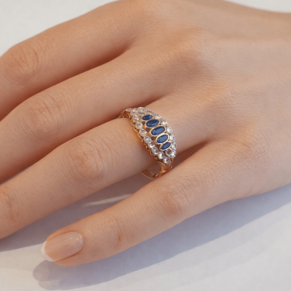 Bague Jarretière en or jaune, or blanc, saphirs et diamants