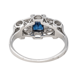 Bague Jarretière en platine, saphir et diamants - Castafiore