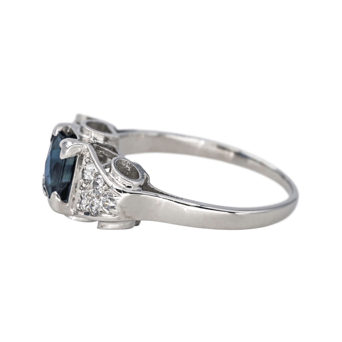 Bague Jarretière en platine, saphir et diamants - Castafiore