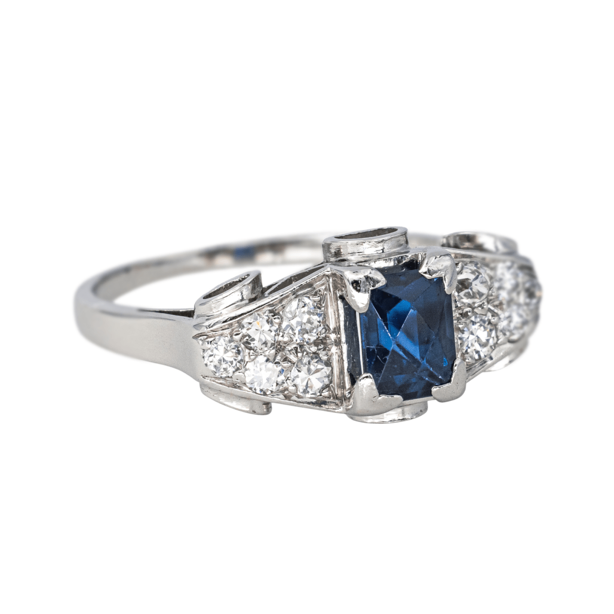 Bague Jarretière en platine, saphir et diamants - Castafiore