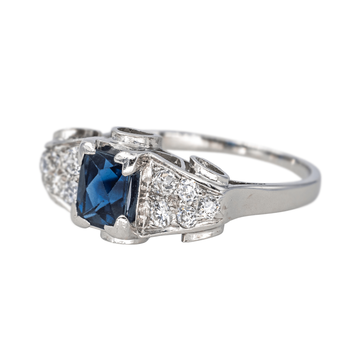 Bague Jarretière en platine, saphir et diamants - Castafiore