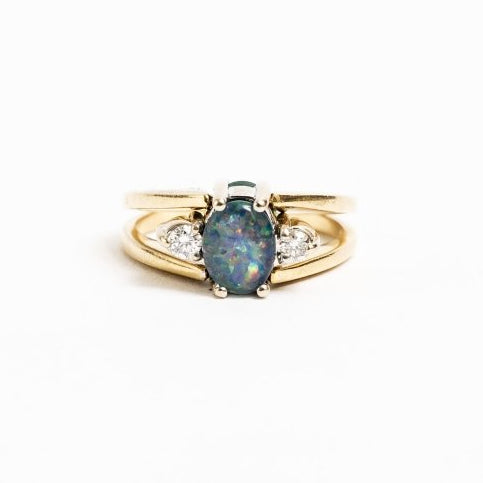 Bague jonc or jaune émeraude, opale et diamants - Castafiore