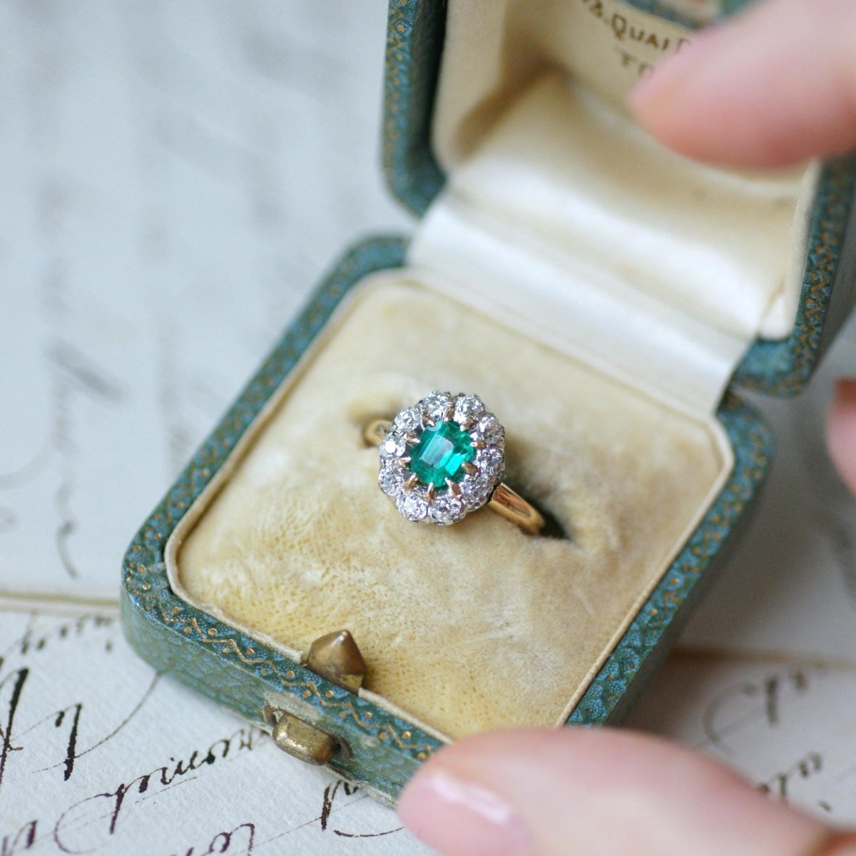 Bague Marguerite en argent, or jaune, émeraude, et diamants - Castafiore