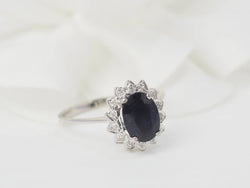 Bague marguerite en or blanc, diamants et saphir ovale - Castafiore