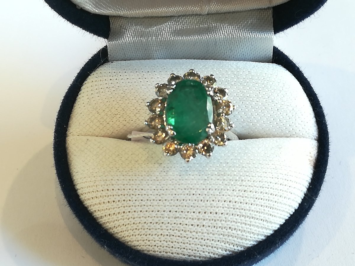 Bague Marguerite en or blanc, émeraude et diamants - Castafiore