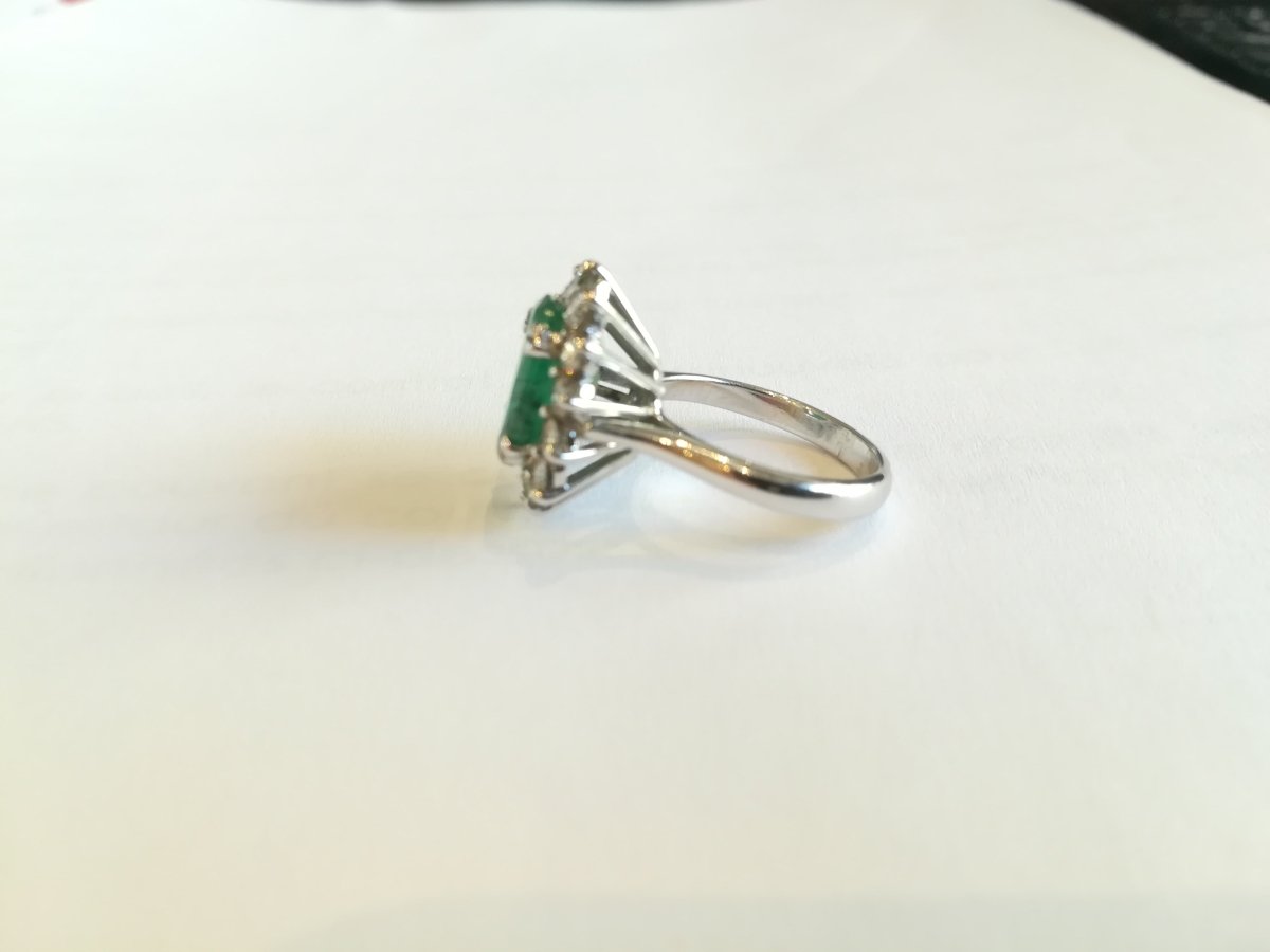 Bague Marguerite en or blanc, émeraude et diamants - Castafiore