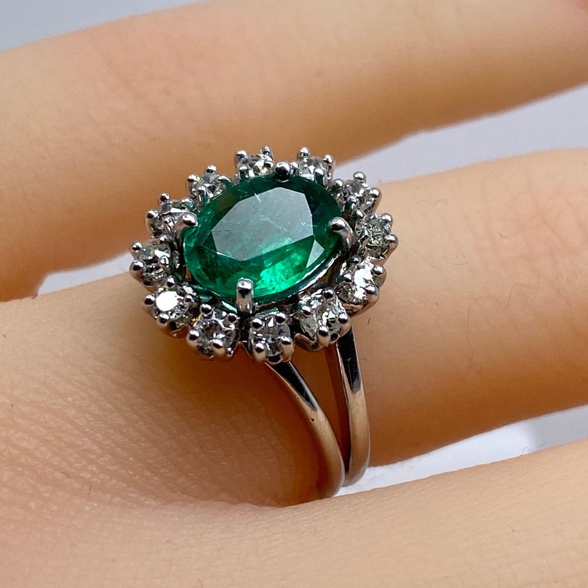 Bague Marguerite en or blanc, émeraude et diamants - Castafiore