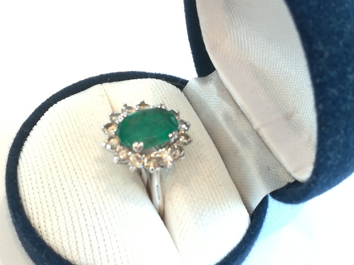 Bague Marguerite en or blanc, émeraude et diamants - Castafiore